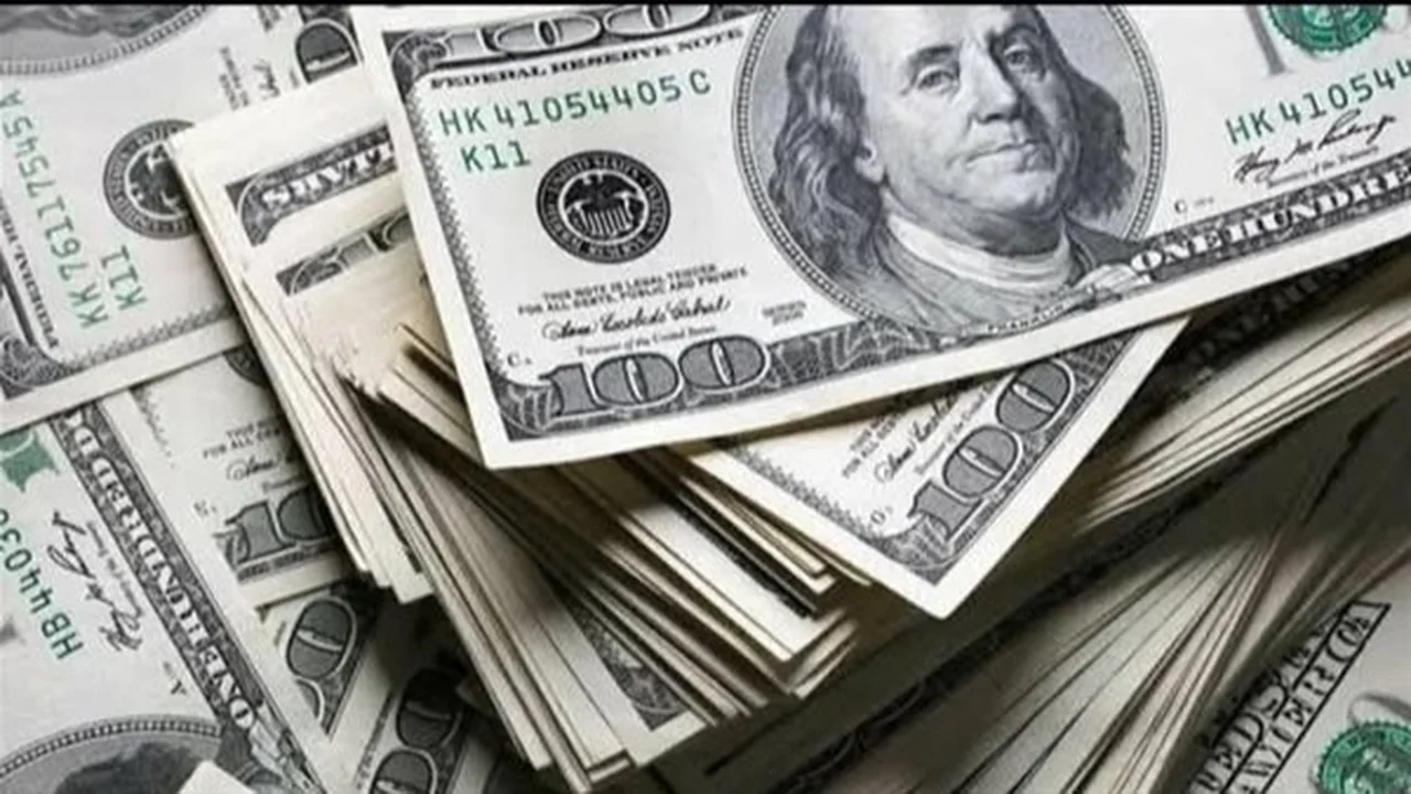 الدولار يسجل أعلى مستوى له منذ بداية العام في الأسواق المالية العالمية